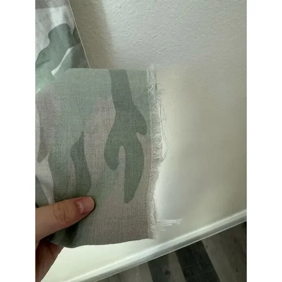 Mother The Shaker Chop Crop Fray Raw Hem Camo Desert Print Pants Size 27